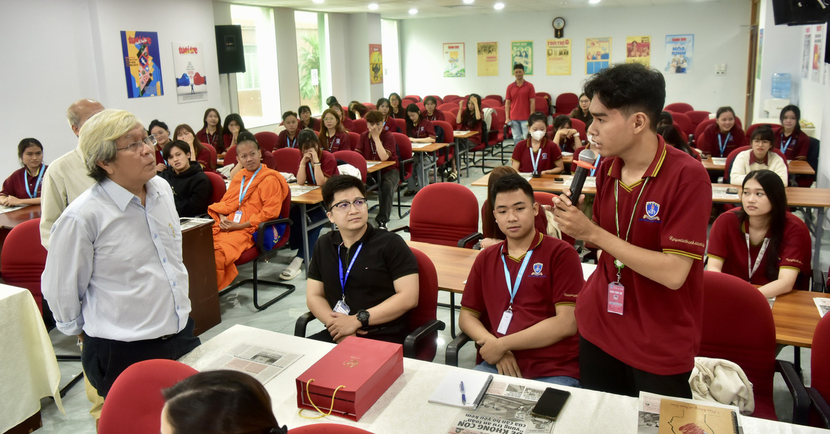 Sinh viên ngành quan hệ công chúng tìm hiểu học tập tổ chức sự kiện tại báo Tuổi Trẻ