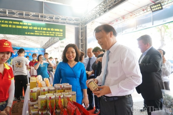 El viceministro Do Thang Hai asiste a una exposición de productos típicos de la región del Altiplano Central