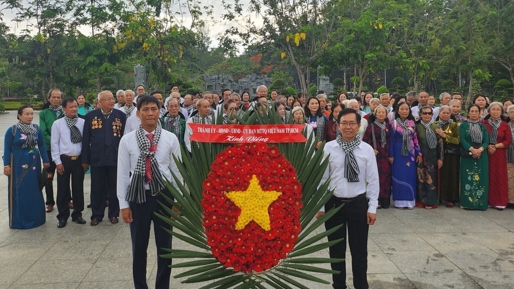 Đoàn khách đặc biệt về Côn Đảo tái hiện những màn tra tấn chày vồ, ma trắc - 1