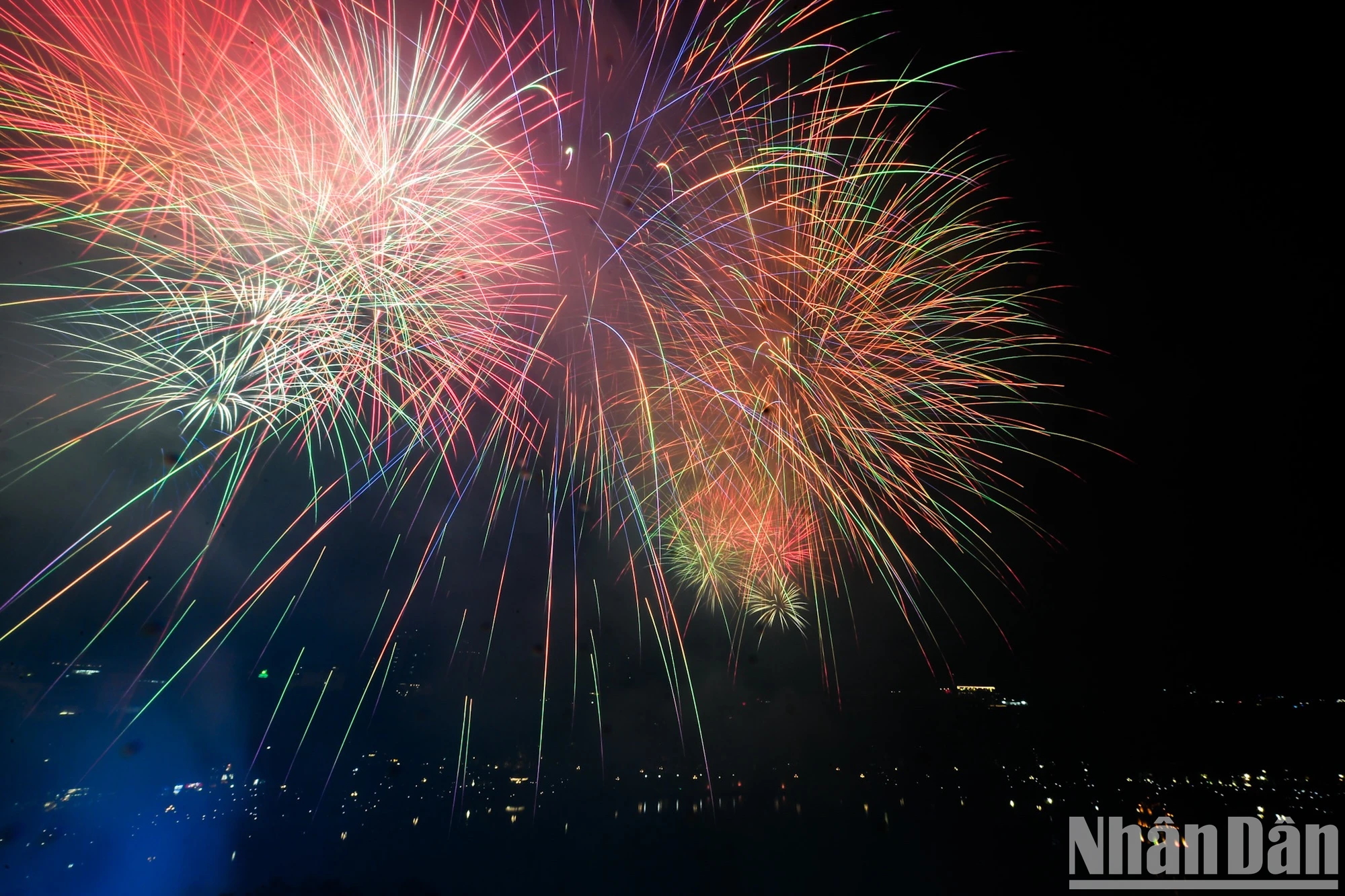 [Foto] Brillantes fuegos artificiales dan la bienvenida al nuevo año 2025 foto 3