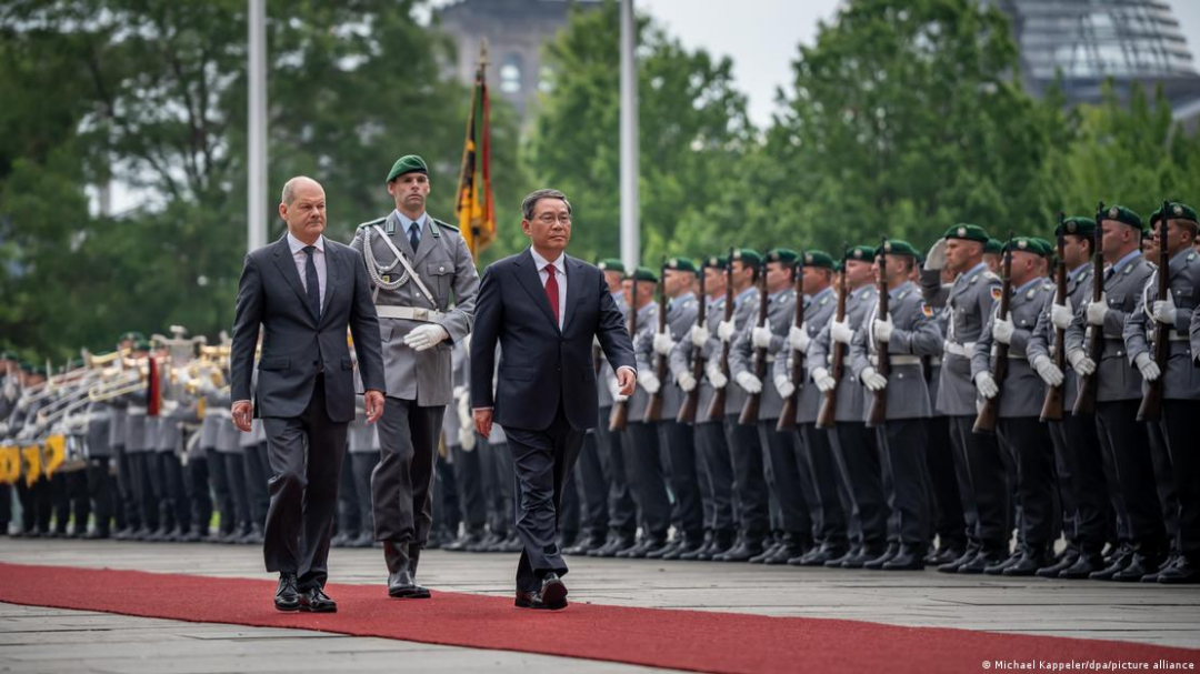 ドイツ首相と中国の首相がベルリンで儀仗隊を視察。写真：DPA
