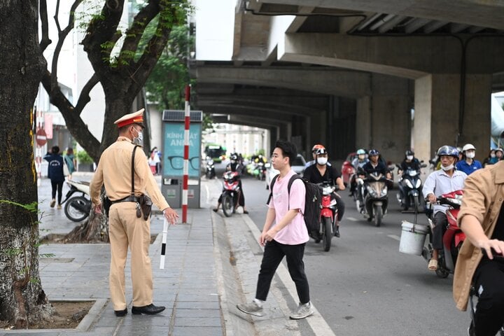 เจ้าหน้าที่ชุดสืบสวนจราจรที่ 6 กองบังคับการตำรวจจราจร ตำรวจนครฮานอย ได้ทำการปรับเงินนักศึกษาชายรายหนึ่ง ฐานเดินผิดกฎหมายบนถนน Xuan Thuy