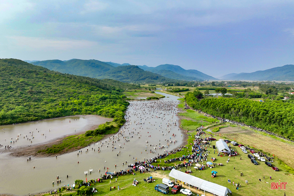 수천 명의 사람들이 Vuc Rao 낚시 축제에 열렬히 참여합니다.