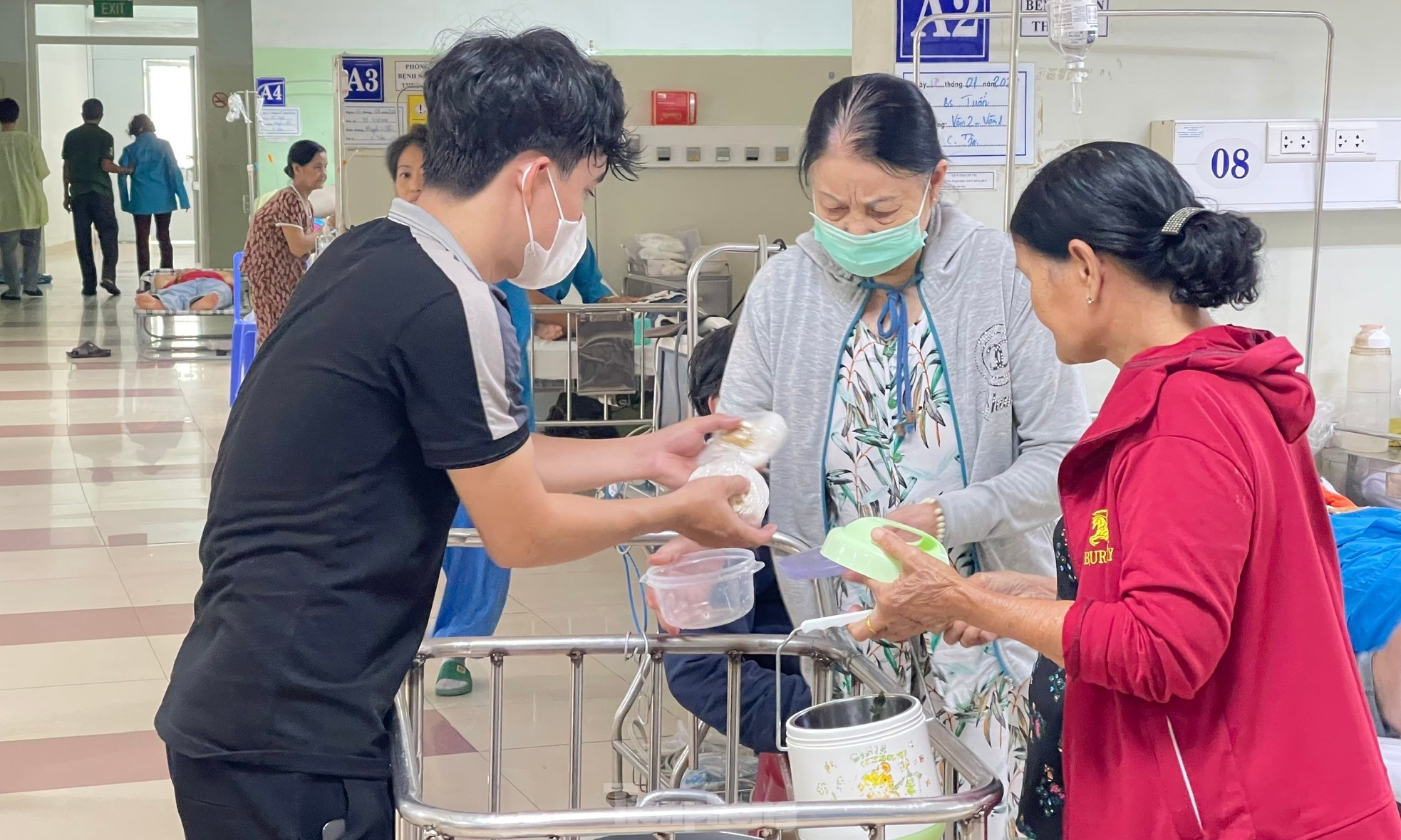 Jeune homme passionné par la cuisine pour les patients photo 11