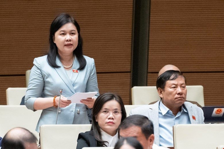 El delegado de la Asamblea Nacional, Nguyen Phuong Thuy (delegación de Hanói ante la Asamblea Nacional), sugirió que el proyecto de ley se revise y evalúe con atención y cautela, comparándolo con las disposiciones de otras leyes pertinentes. Foto: Quang Vinh