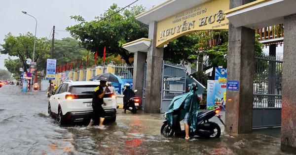 Trường học linh động thông báo cho học sinh nghỉ học ứng phó mưa lũ