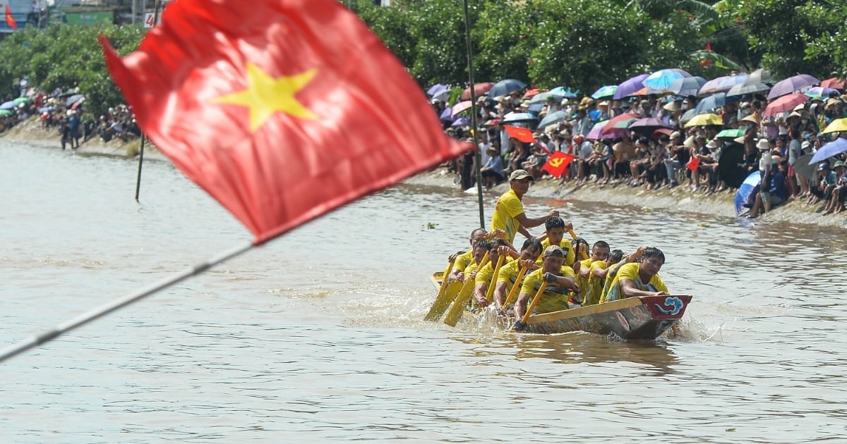 ការ​ប្រកួត​ប្រណាំង​ទូក​ដ៏​រំភើប​និង​អស្ចារ្យ​ក្នុង​ថ្ងៃ​បុណ្យ​ឯករាជ្យ​ជាតិ​នៅ​ទីក្រុង Nam Dinh