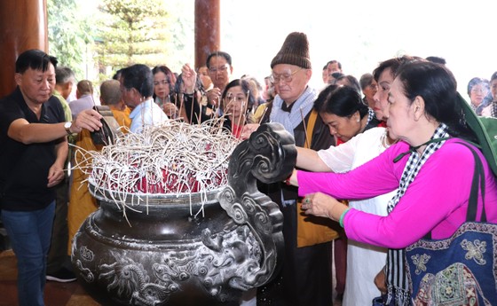 Các thành viên trong đoàn thành kính dâng nén hương thơm tưởng nhớ các anh hùng liệt sĩ