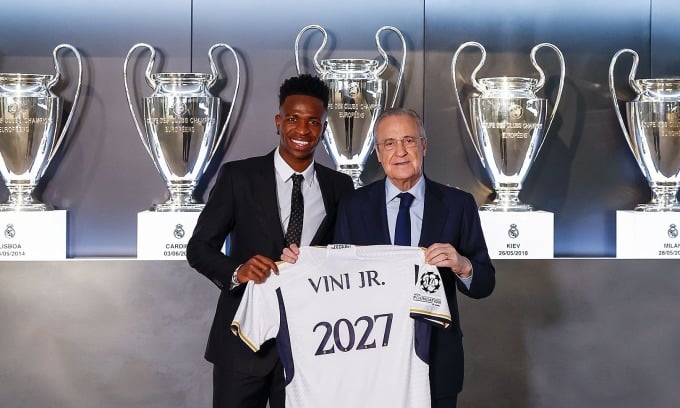 Vinicius (trái) và chủ tịch Perez trong lễ công bố hợp đồng mới giữa tiền đạo Brazil với Real Madrid ngày 31/10. Ảnh: realmadrid.com