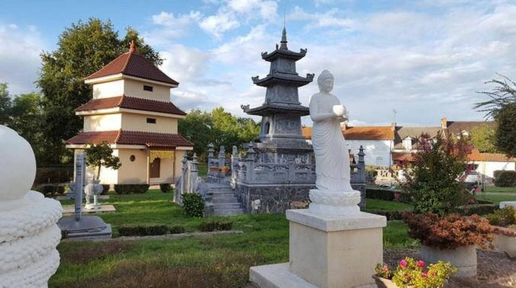 Ngôi chùa thu hút hơn 25.000 người đến viếng mỗi năm - Ảnh: Allier Bourbonnais Attractivité