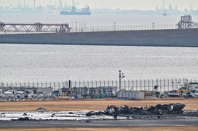 L'épave d'un avion de sauvetage DHC-8 des garde-côtes japonais sur la piste de l'aéroport de Haneda le 3 janvier, après une collision qui a tué cinq personnes. Photo : AFP