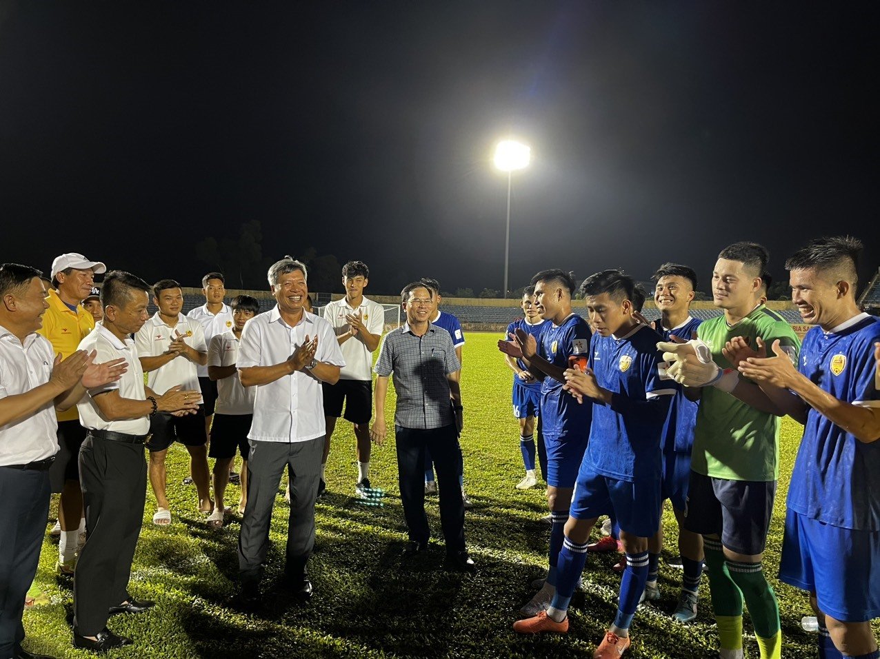 Vice Chairman of the Provincial People's Committee Ho Quang Buu went down to the field to congratulate the home team on their victory.