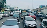 Evite los atascos de tráfico en la autopista Ciudad Ho Chi Minh - Long Thanh, miles de coches abarrotados en la Carretera Nacional 51