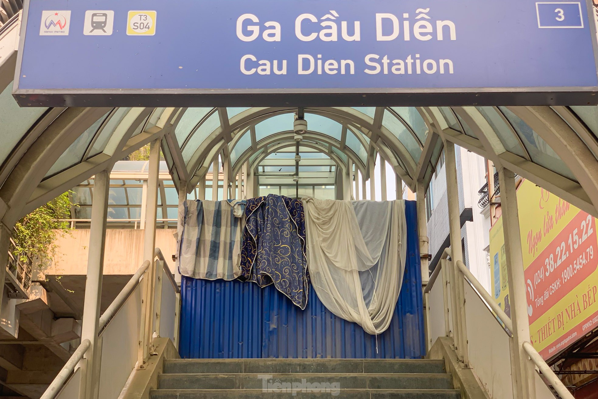 Die U-Bahn-Station Nhon - Hanoi Railway Station wird gerade für die Inbetriebnahme vorbereitet. Sie ist noch immer schmutzig und voller Müll. Foto 12