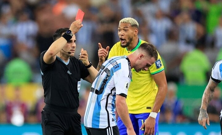Joelintons Rote Karte beendete Brasiliens Hoffnungen auf einen Punkt. Foto: Getty Images.
