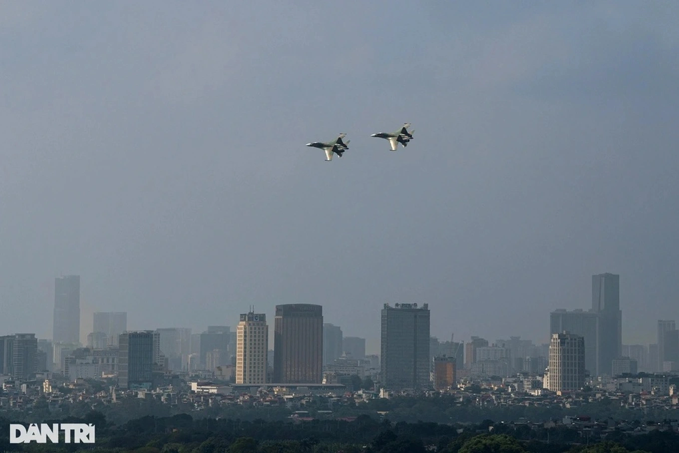 Interceptar y obligar a aterrizar aeronaves violando el espacio aéreo de Vietnam