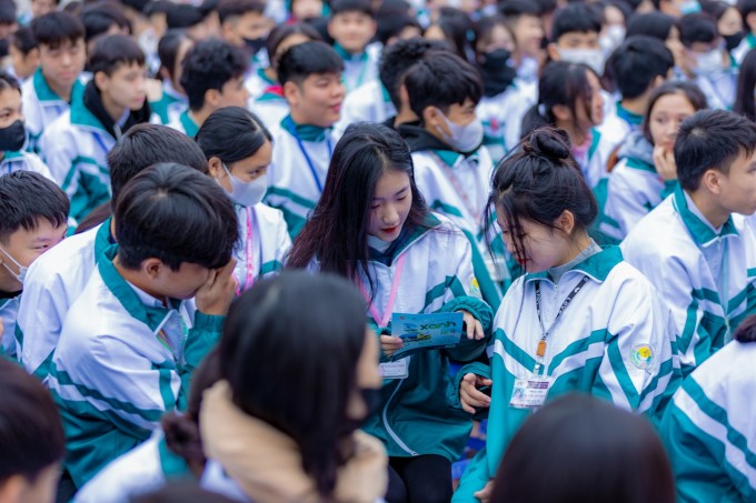 アンティ高等学校（フンイエン）の生徒たちがコンテストの情報を学んでいます。