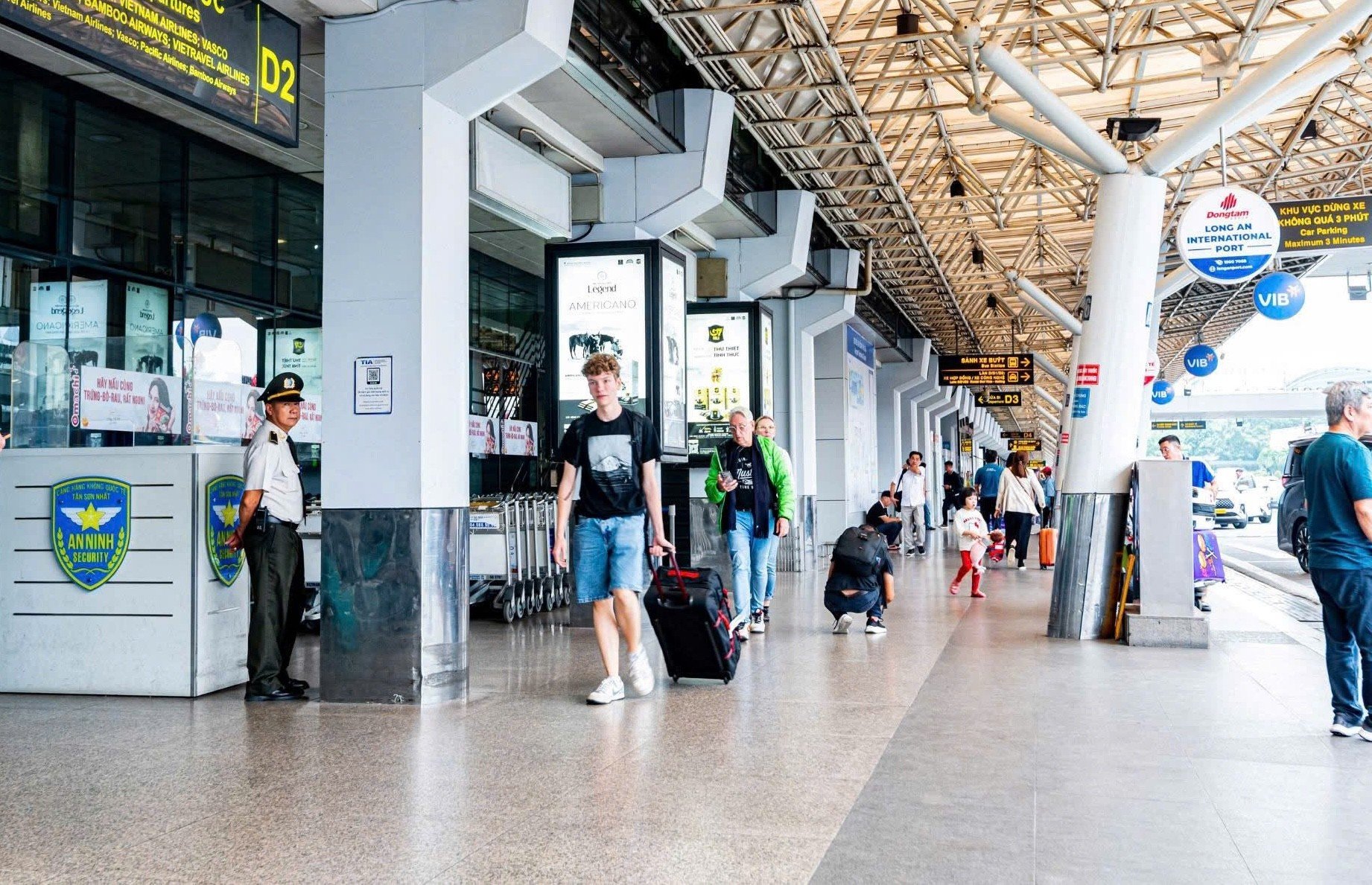 Scène inattendue pendant l'heure de pointe à l'aéroport de Tan Son Nhat le jour de l'An, photo 1