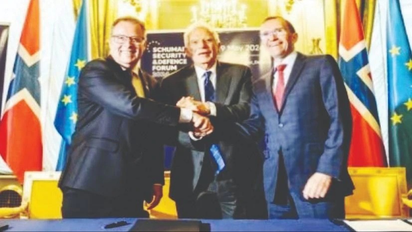 De izquierda a derecha: el Ministro de Defensa noruego, Bjorn Arild Gram, el Alto Representante de la UE, Josep Borrell, y el Ministro de Asuntos Exteriores noruego, Espen Barth Eide, en la ceremonia de firma de la Asociación de Seguridad y Defensa. Foto: INTERÉS EUROPEO