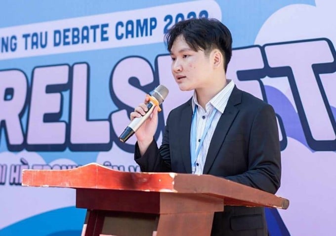 Duc Anh lors de la cérémonie d'ouverture du camp d'été de débat Ba Ria - Vung Tau, août 2023. Photo : Personnage fourni