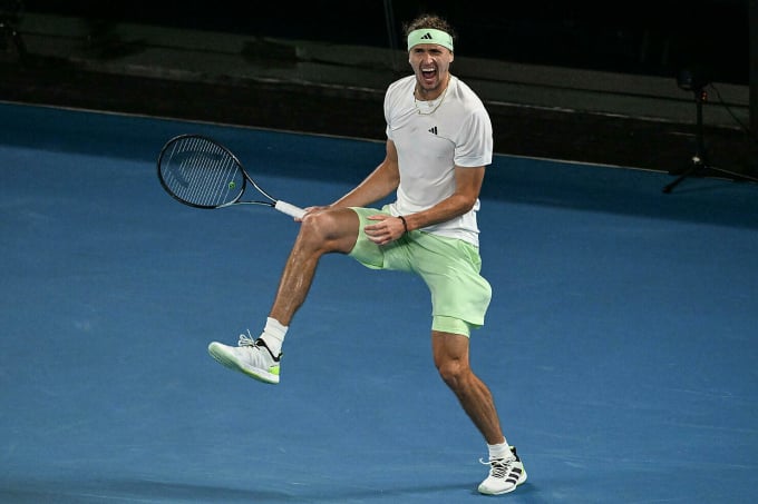 Zverev mừng chiến thắng trước Alcaraz ở tứ kết hôm 24/1, trên sân Rod Laver Arena, Melbourne. Ảnh: Reuters