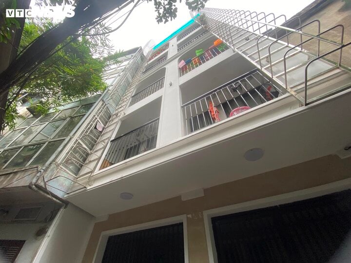 L'escalier de secours est conçu à l'extérieur du balcon d'un mini-appartement à Doi Can (district de Ba Dinh).