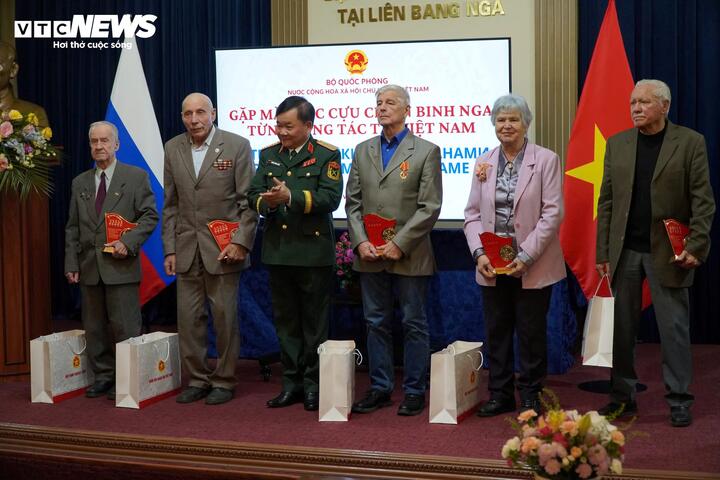 El teniente general Hoang Xuan Chien entrega regalos a los veteranos rusos. (Foto: Kieu Trinh)