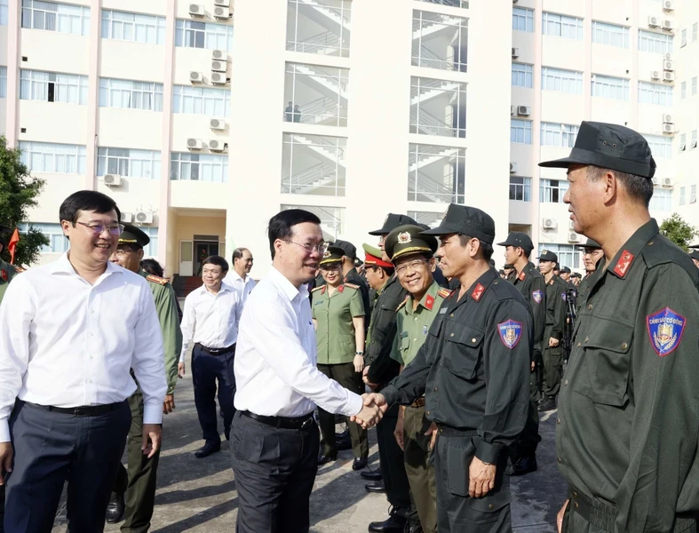 Chủ tịch nước Võ Văn Thưởng với cán bộ, sĩ quan chỉ huy Tiểu đoàn Cảnh sát cơ động, Công an tỉnh Đồng Tháp.