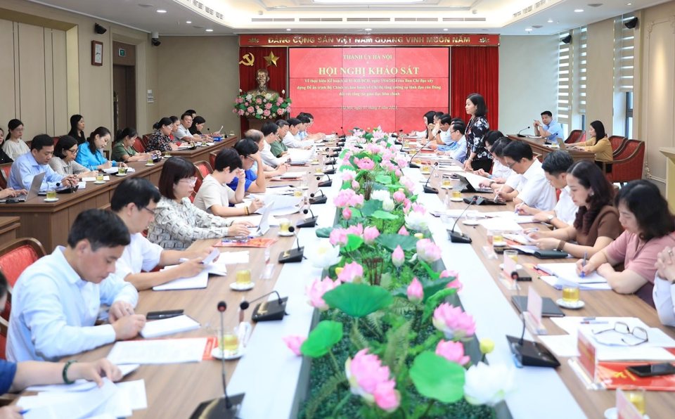 La delegación de investigación del Comité Directivo Central trabajó con el Comité del Partido de Hanoi en la implementación del Plan No. 01-KH/BCĐ del 15 de abril de 2024 del Comité Directivo para desarrollar un Proyecto para presentar al Politburó para su promulgación sobre la Directiva sobre el fortalecimiento del liderazgo del Partido en la educación en integridad. Foto: Pham Hung