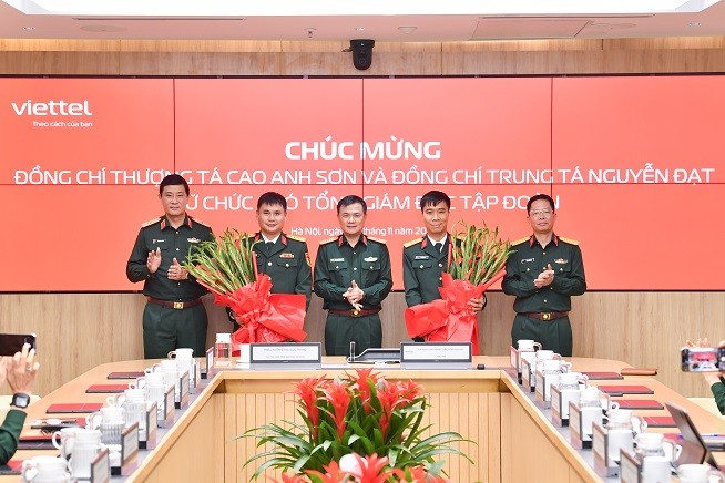 Thiếu tướng Tào Đức Thắng- Chủ tịch, Tổng giám đốc Tập đoàn tặng hoa cho 2 Phó Tổng giám đốc được bổ nhiệm