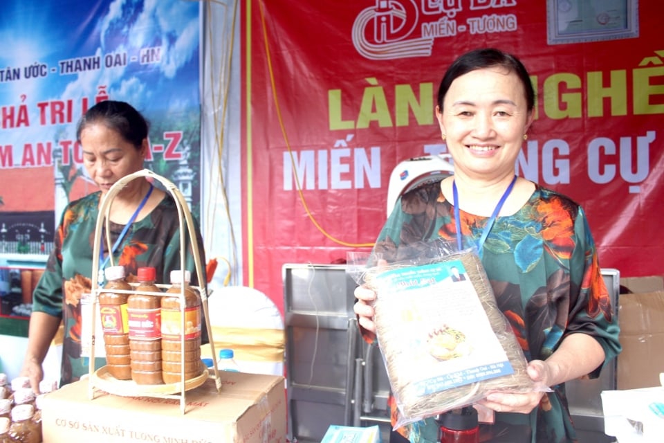 Promotion des produits OCOP de sauce soja et de vermicelles du village artisanal de Cu Da lors du Festival d'automne de Hanoi 2023. Photo : Moc Mien