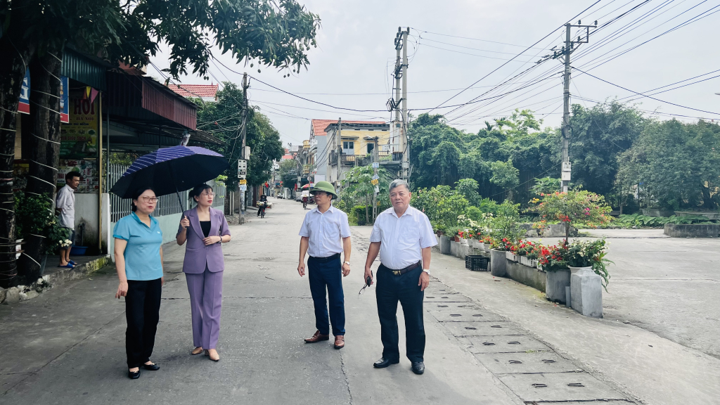 La calle residencial en el barrio de Vinh Trung, distrito de Mao Khe, se amplió gracias a que la gente donó terrenos para construir la calle.