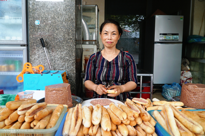 Les bâtonnets de pain sont une spécialité, choisie par de nombreuses personnes comme cadeau lors de leur venue à Hai Phong. Photo : Phong Vinh