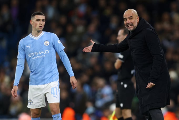 គ្រូបង្វឹក Guardiola ដឹកនាំ Phil Foden ក្នុងការប្រកួត Man City ក្នុងរដូវកាល 2023-2024 ។ រូបថត៖ AFP