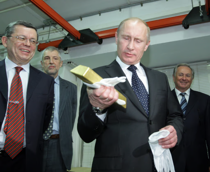 El presidente Vladimir Putin visita las reservas del Banco Central ruso en 2011. Foto: AFP