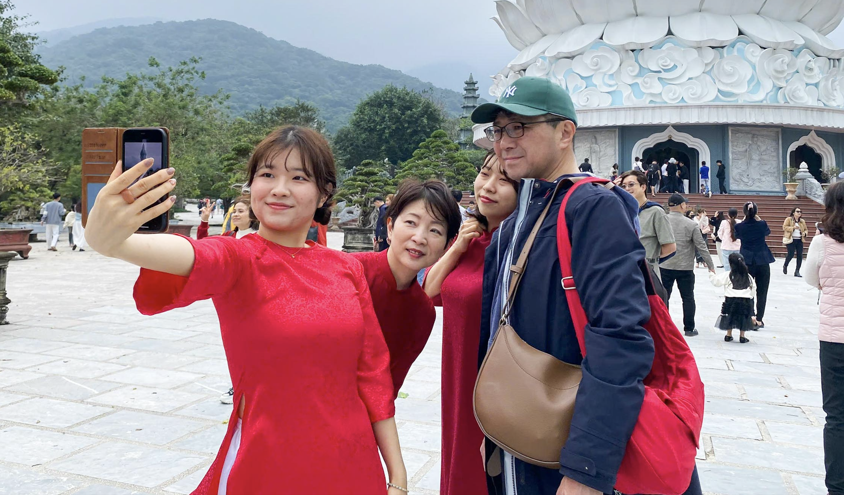 Foreign tourists visit Linh Ung Pagoda on New Year's Day 2025