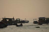 At dawn, the scene of bustling merchant boats on the Hau River is so poetic. Photo: Ngoc Tai