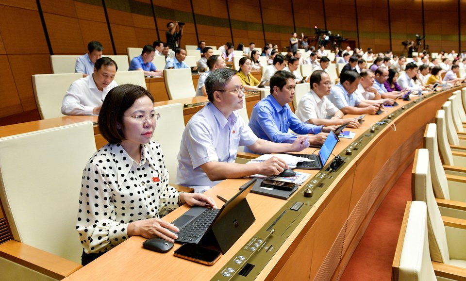 ผู้แทนสภานิติบัญญัติแห่งชาติที่เข้าร่วมประชุมสภานิติบัญญัติแห่งชาติ สมัยที่ 7 ครั้งที่ 15 ภาพถ่าย: Quochoi.vn