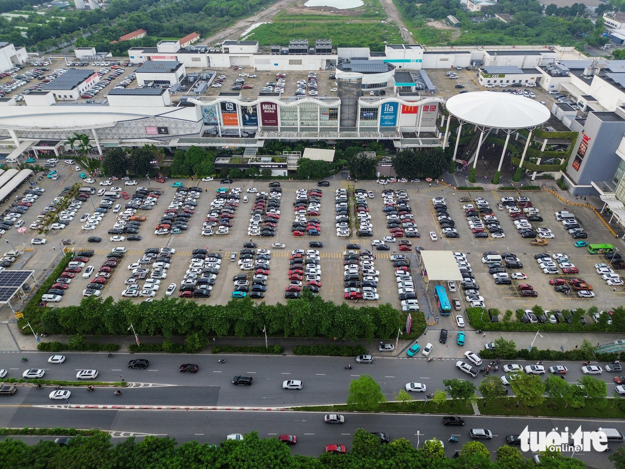 Trung tâm thương mại ở Hà Nội đông nghẹt người mua sắm trong ngày nghỉ lễ - Ảnh 2.