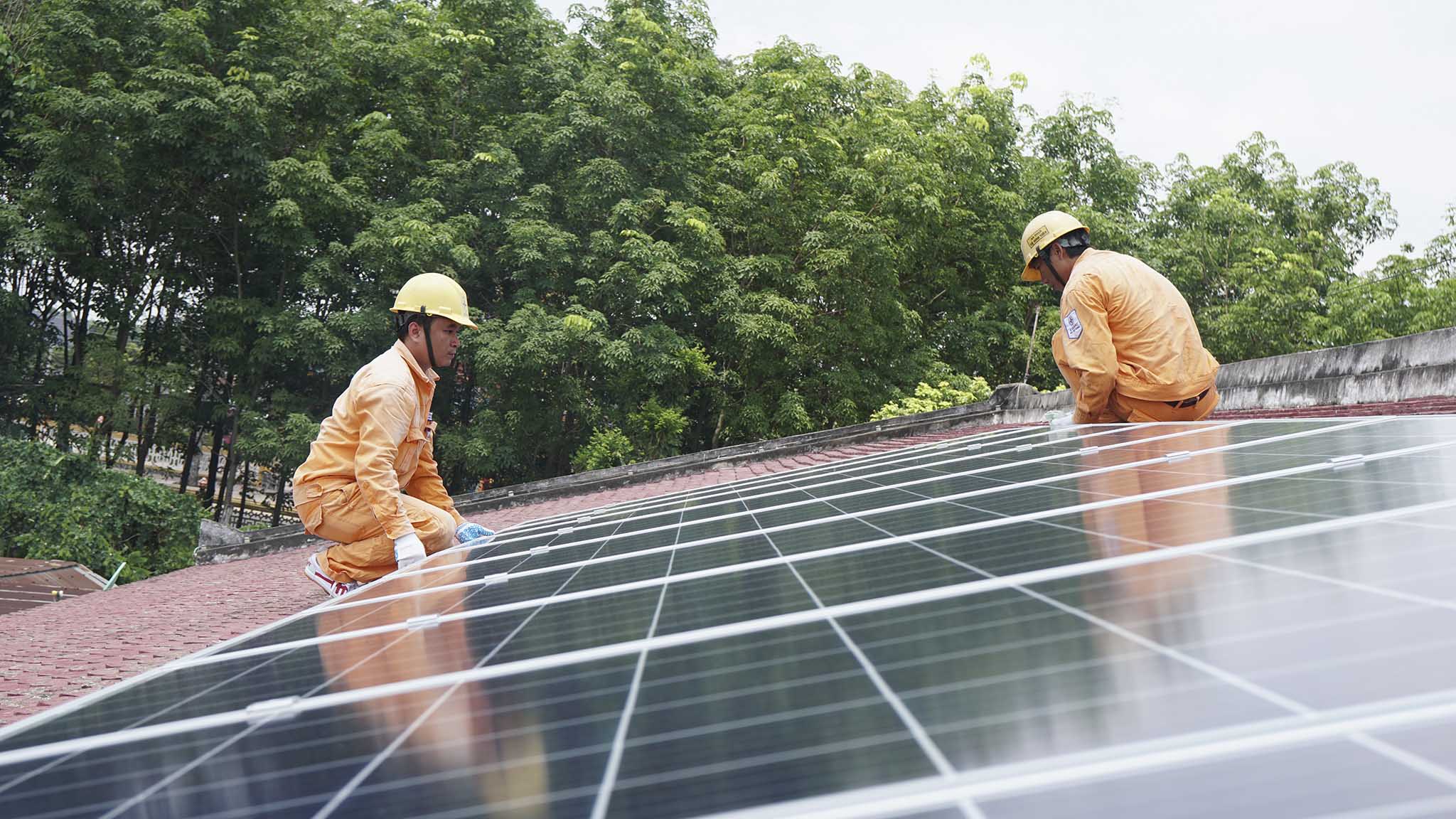 EVN a achevé les négociations et signé des contrats avec 40 investisseurs de projets énergétiques transitoires pour proposer des prix temporaires.