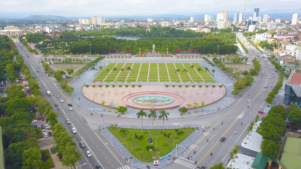 2025년 음력설이 다가오면서 도시 미화 프로젝트가 마지막 단계를 완료하고, 도시의 푸르고 깨끗한 도로를 확보하여 사람과 관광객이 새해를 평화롭고 번영되게 맞이할 수 있도록 노력하고 있습니다.     빈시 건설 투자 프로젝트 관리 위원회의 이사인 응웬 응옥 퐁은 건설 단위가 사람들이 뗏을 즐기고 봄을 맞이할 수 있도록 안전과 청결을 보장하기 위해 도심 도로의 리노베이션을 완료해야 할 가장 시급한 시기라고 말했습니다. 위원회와 건설 단위도 책임을 높이 평가하고 프로젝트가 예정대로, 심지어 더 일찍 완료되고 가동되도록 모든 노력을 기울이고 있습니다.... 