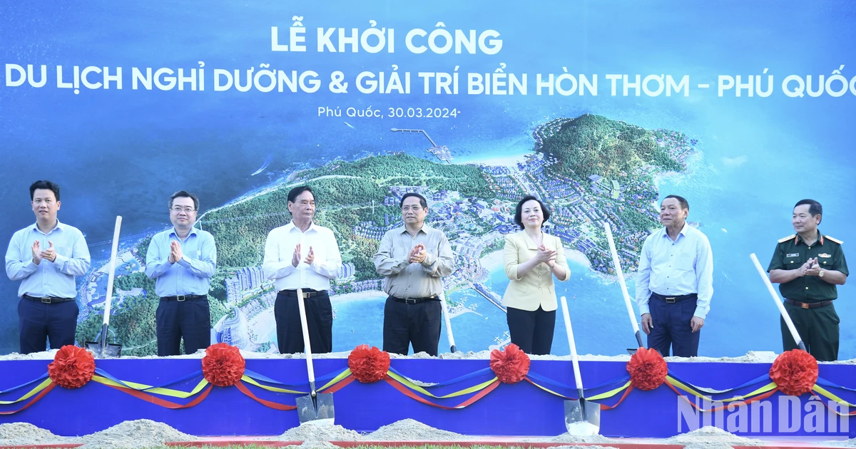 El primer ministro Pham Minh Chinh asiste a la ceremonia inaugural del Hon Thom - Complejo turístico, turístico y de entretenimiento marítimo de Phu Quoc