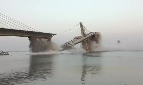 Der Moment, als eine im Bau befindliche indische Brücke einstürzte