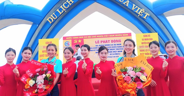 นางสาว Ngoc Chau และรองชนะเลิศอันดับที่ 2 Thuy Tien เข้าร่วมงานใหญ่ใน Quang Tri