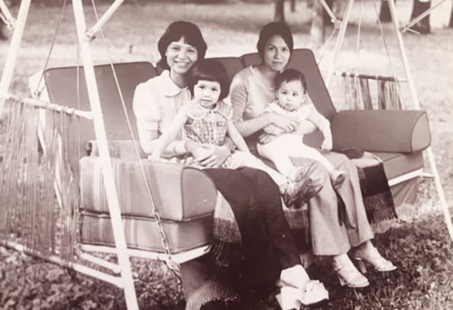 Le Vu Anh and his two children took a photo with Ms. Tu Khanh, wife of Dr. Le Kien Thanh, when visiting Mr. Le Duan in Moscow in 1980.