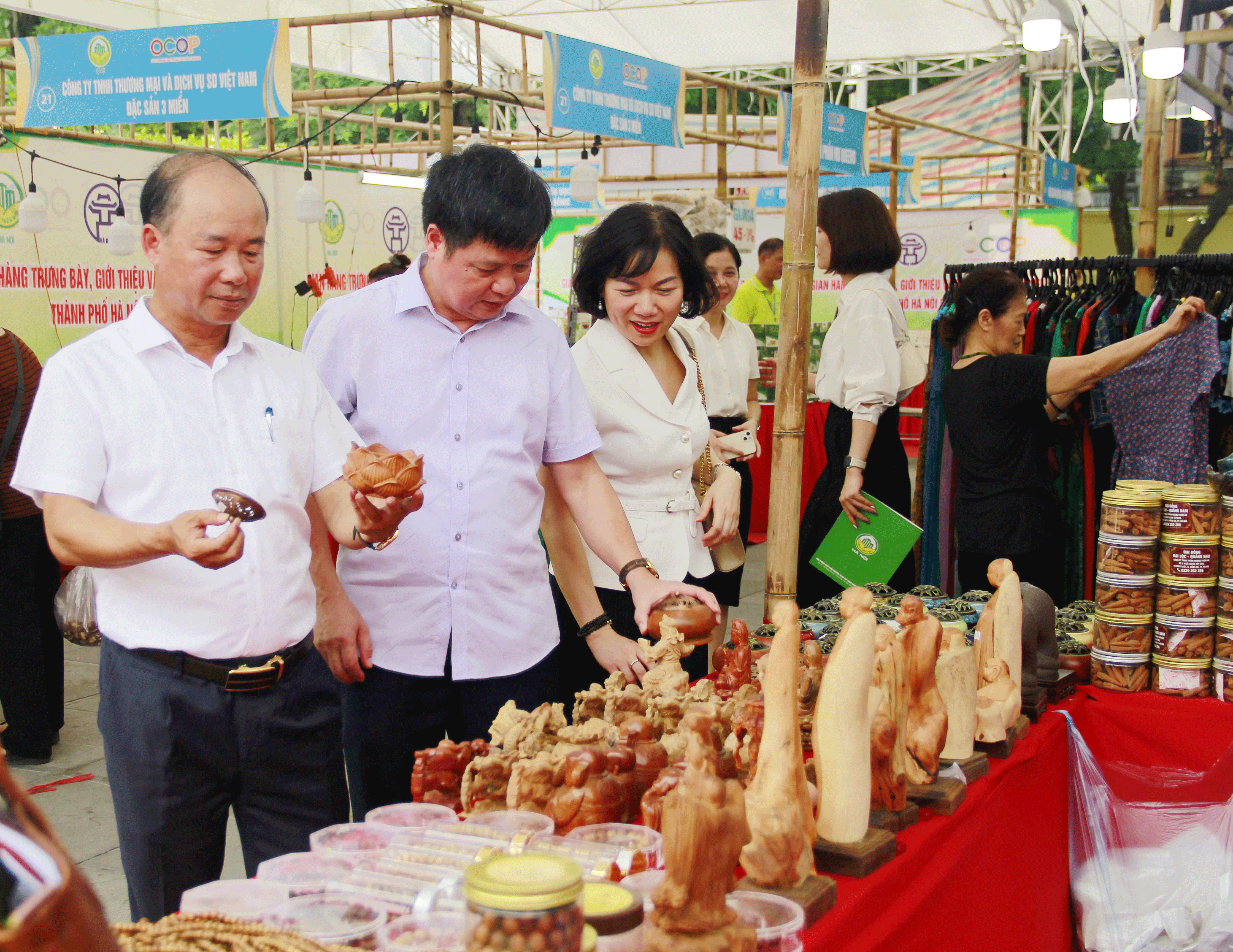 Ông Nguyễn Đình Hoa, Phó Giám đốc Sở Nông nghiệp và Phát triển nông thôn thành phố Hà Nội cùng các đại biểu tham quan các gian hàng