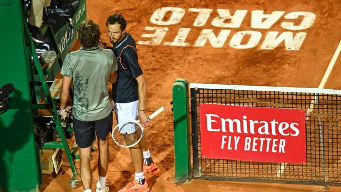 Medvedev (right) and Zverev were tense as they shook hands after the third round of the Monte Carlo Masters in April 2023. Photo: Reuters