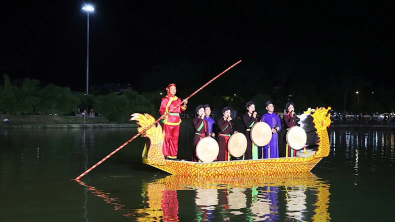 Quan Ho folk song performance on boat photo 3