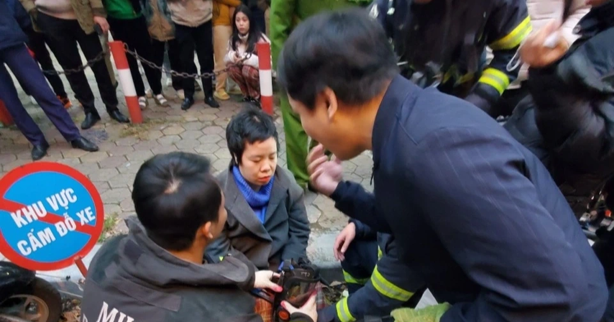 In einem sechsstöckigen Gebäude in Hanoi bricht ein Feuer aus. Die Polizei rettet drei eingeschlossene Personen.