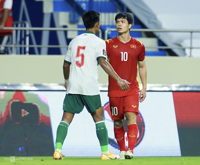 Nguyen Cong Phuong (n.° 10) se enfrenta a Pratama Arhan en la victoria de Vietnam por 4-0 sobre Indonesia en la segunda ronda de clasificación para la Copa del Mundo de 2022. Foto: Hieu Luong